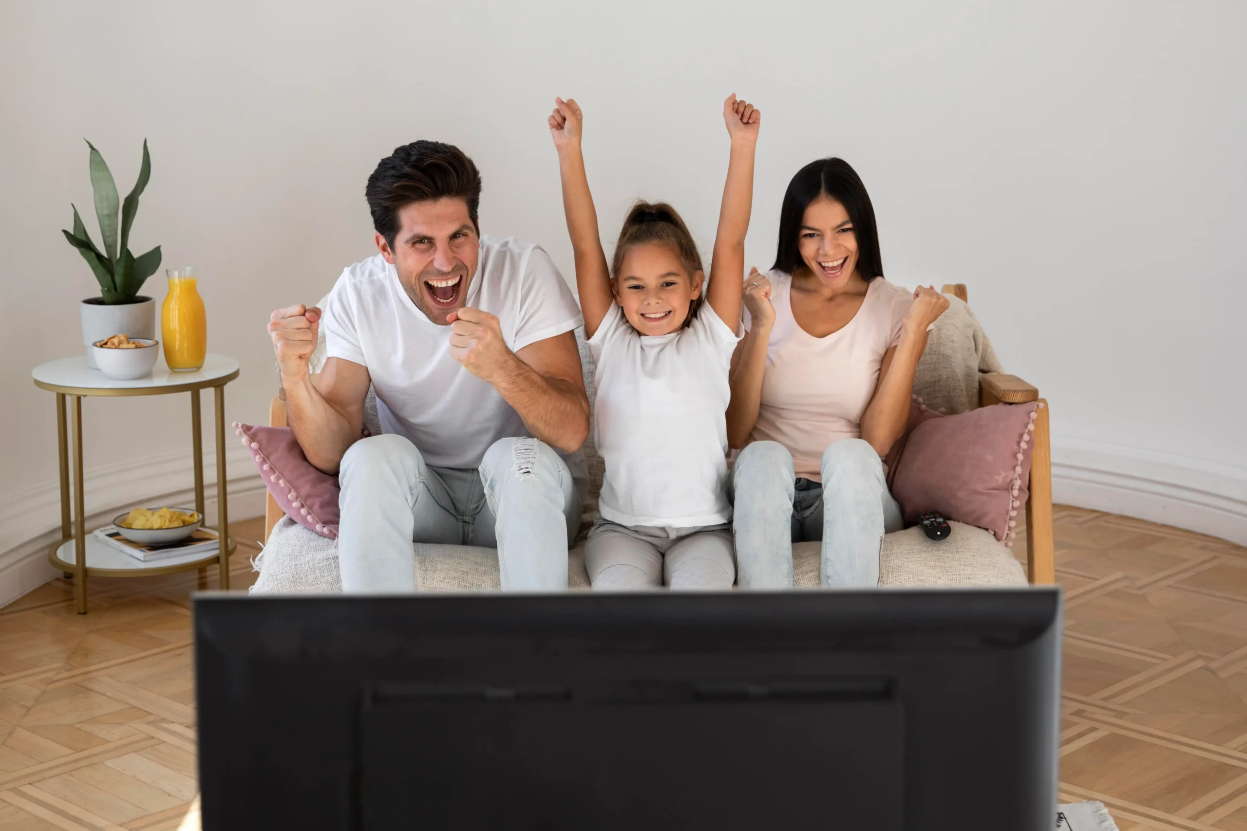 Famille regardant la télévision ensemble dans son salon en France