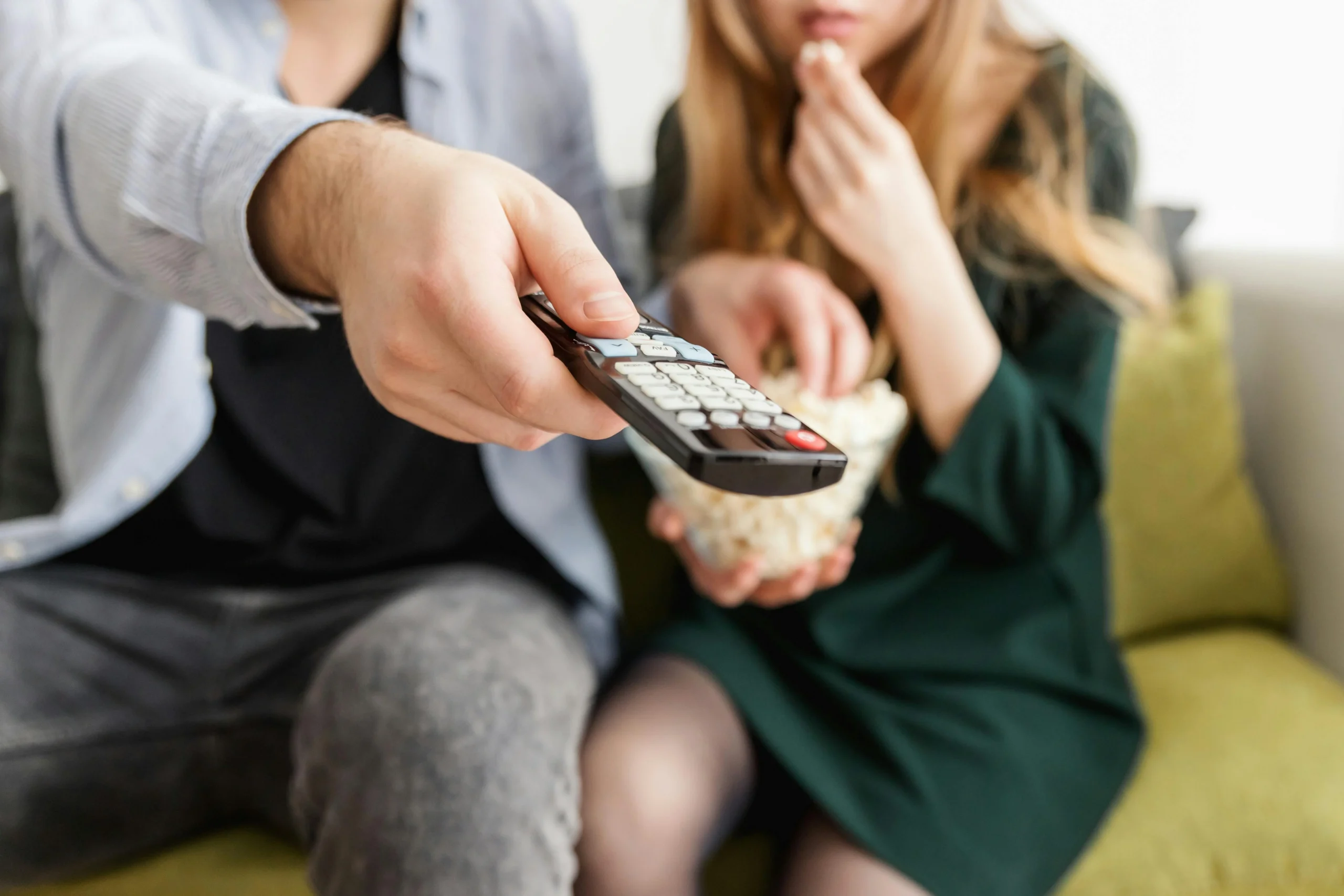 Écran de télévision connecté affichant une application de streaming en direct