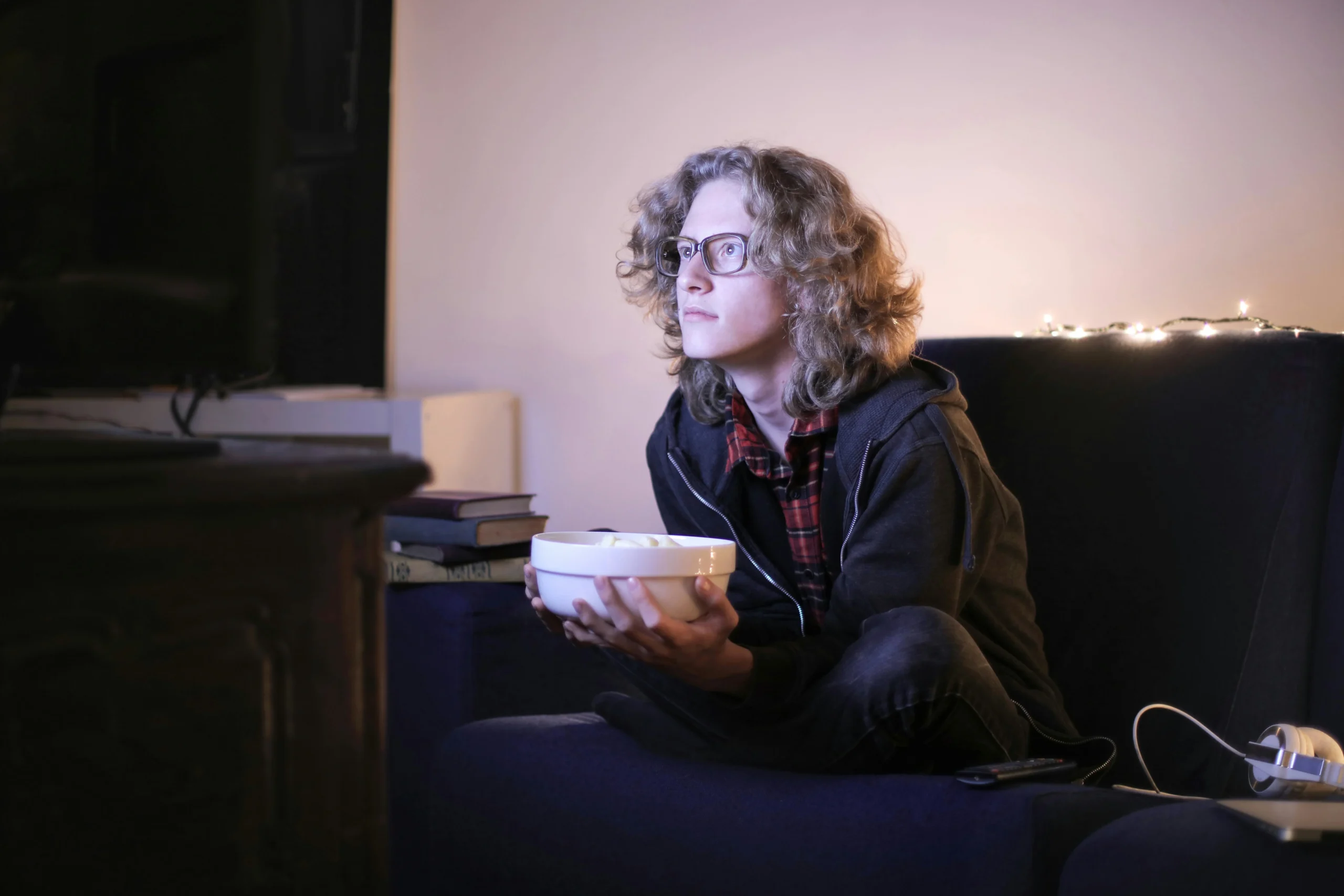 Spectateur avec un bol de pop-corn regardant un film culte à la télévision