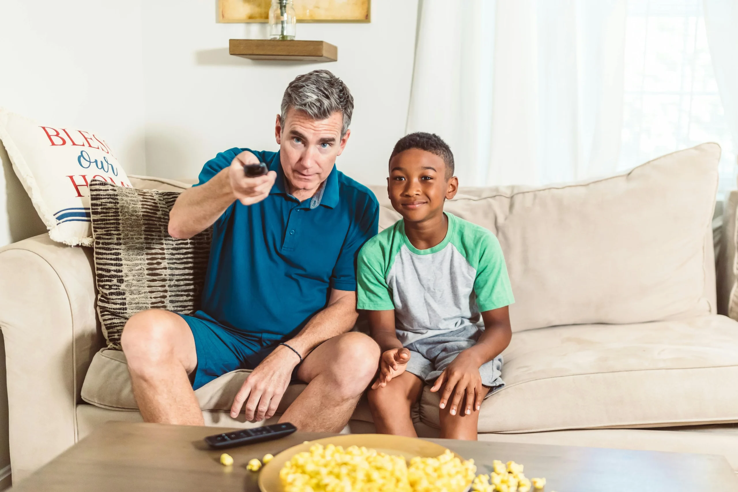 Utilisateur avec télécommande accédant au catalogue de divertissement IPTV