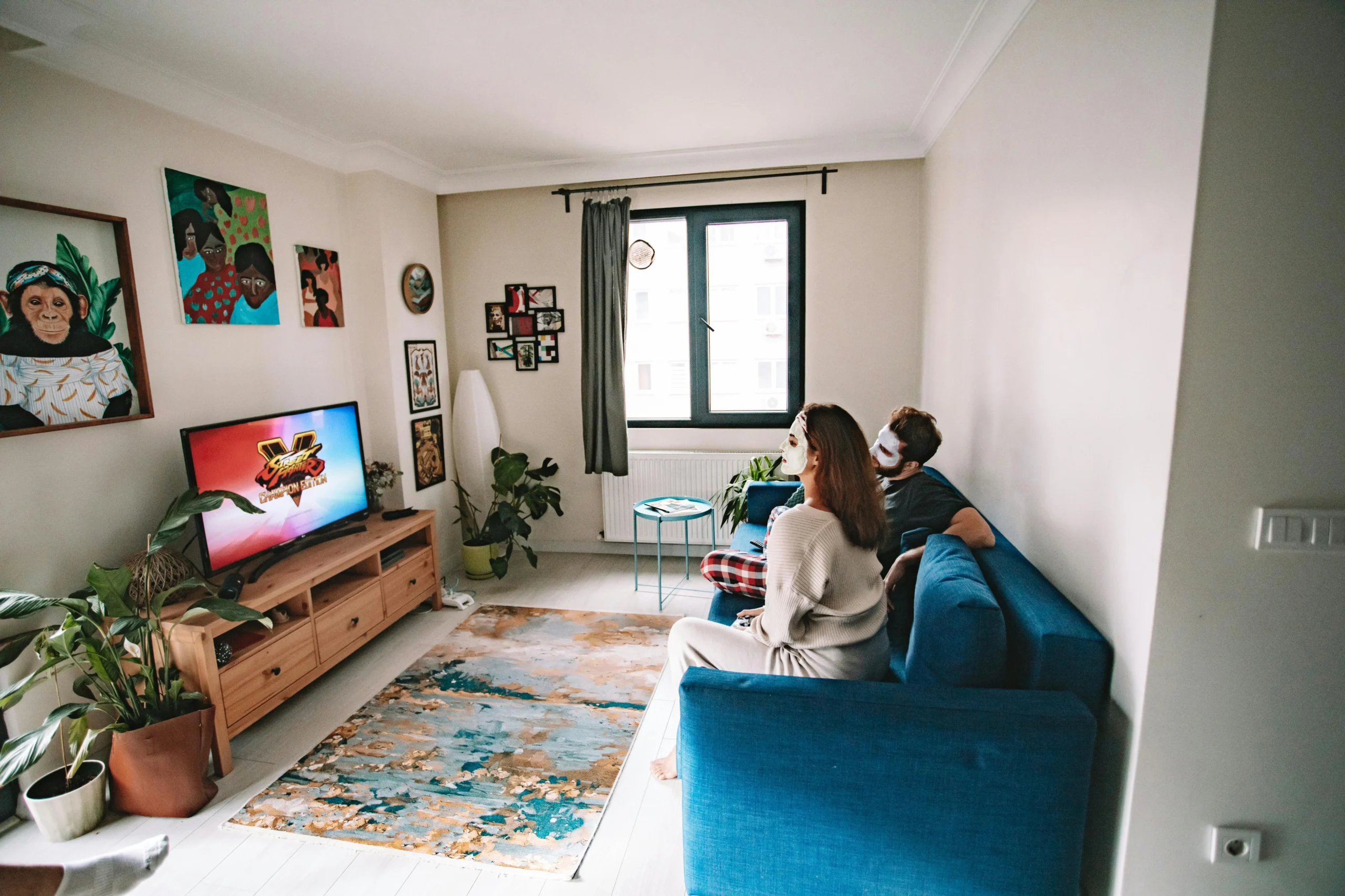 Salon familial avec diffusion de streaming IPTV haute définition sur téléviseur 4K