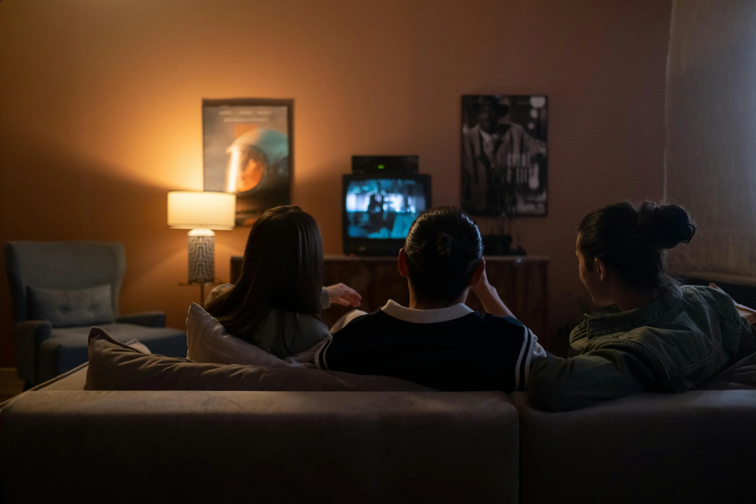 Spectateurs installés dans un salon pour regarder une émission en streaming haute définition