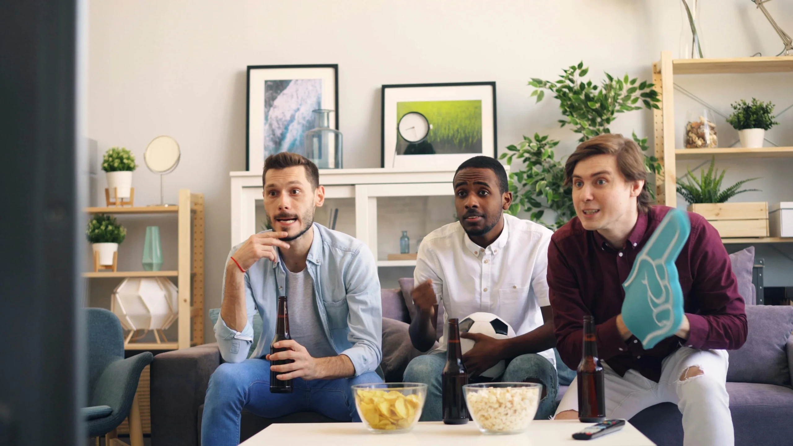 Smart TV connectée affichant une grille de programmes en direct et VOD